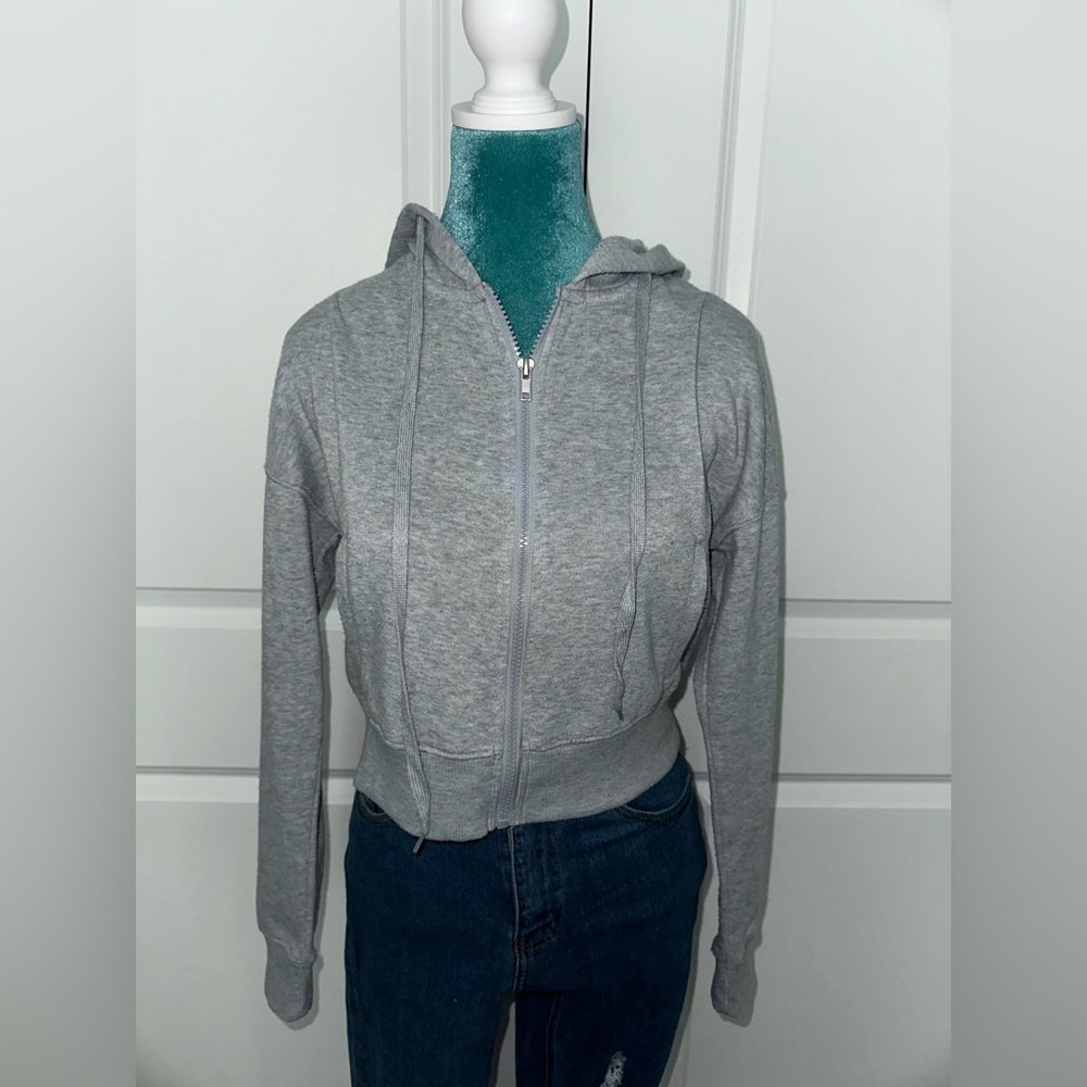 Gray cropped hoodie 👚✨